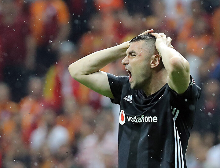 Burak Yılmaz kaçan gole üzülüyor.