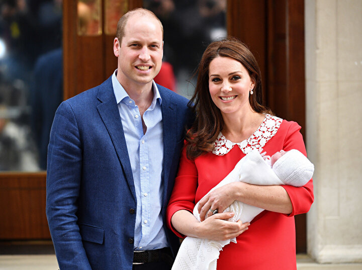 Kate Middleton doğum yaptıktan sonra halkın karşısına böyle çıkmıştı.