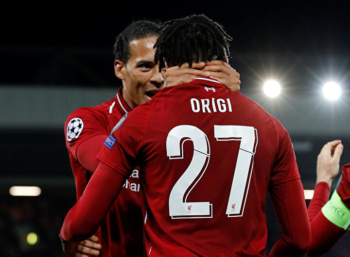 Virgil van Dijk, attığı gol sebebiyle Origi'yi kutluyor.
