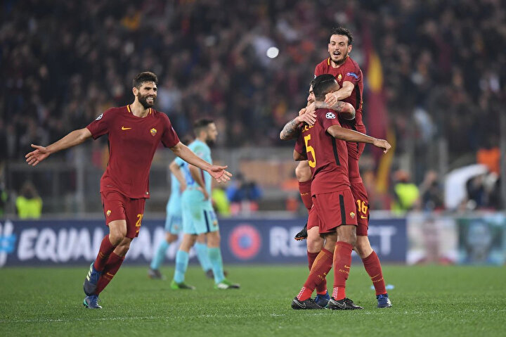 Roma forması giyen futbolcular, Barcelona'yı elemenin tadını çıkarıyor.