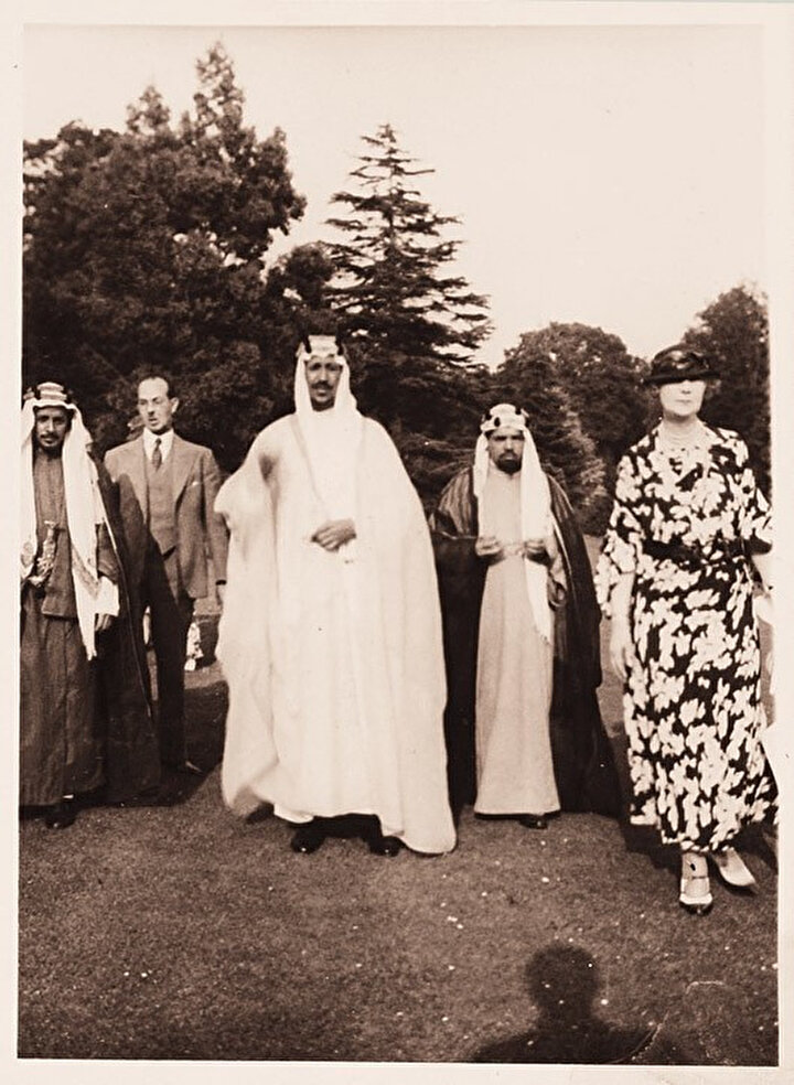 Prens Saud bin Abdülaziz merkezde, Hafız Wahba solda ve prensin biraz arkasında, Leydi Evelyn de Wahba’nın solunda biraz önde duruyor.