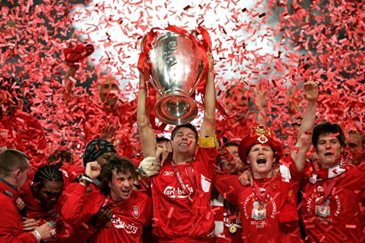 İstanbul'da kupa kaptan Gerrard'ın ellerinde havaya yükseldi.