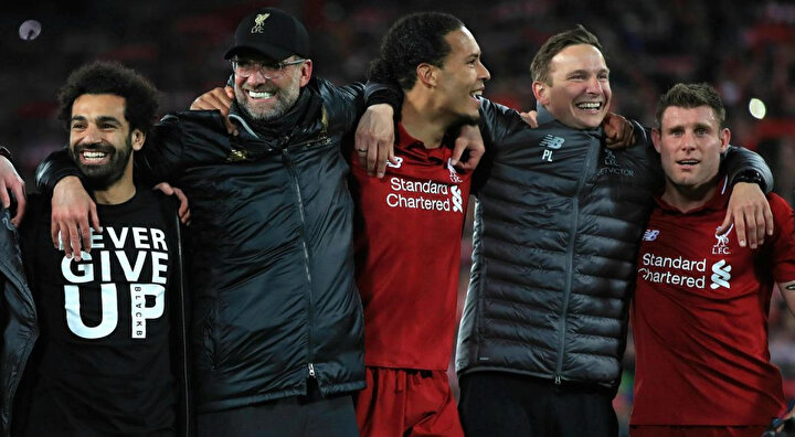 Liverpool'da turun sevincini, teknik direktör Klopp ve oyuncular hep birlikte yaşadı.
