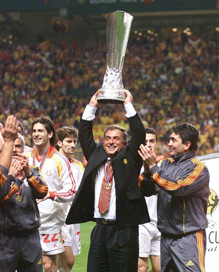 Fatih Terim ve öğrencileri Arsenal'e karşı penaltılarla kazanarak kupayı müzesine götürmüştü.