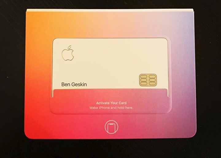 Ben Geskin, Apple Card üzerindeki çalışan ismini silerek kendi ismini karta yerleştirmiş. Kartın oldukça şık göründüğünü söyleyelim.