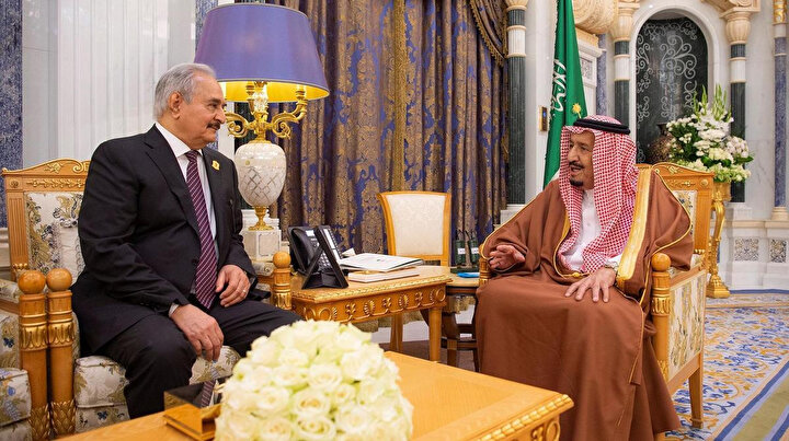 Halife Hafter'i (solda) Mısır ve BAE'nin yanı sıra Suudi Arabistan da destekliyor.