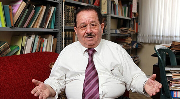 Prof. Dr. Zekeriya Beyaz ofisinde gazetecilerin sorularını yanıtlıyor.