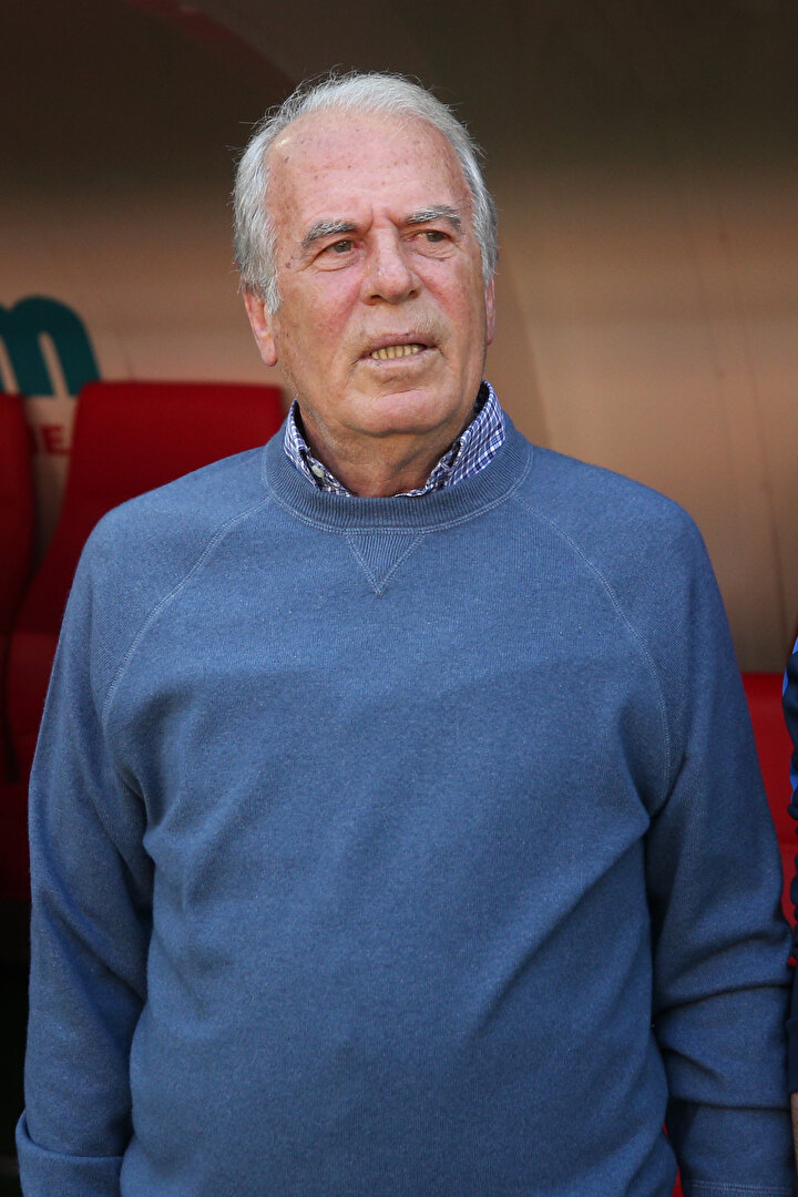 Mustafa Denizli yedek kulübesinde öğrencilerini izliyor.