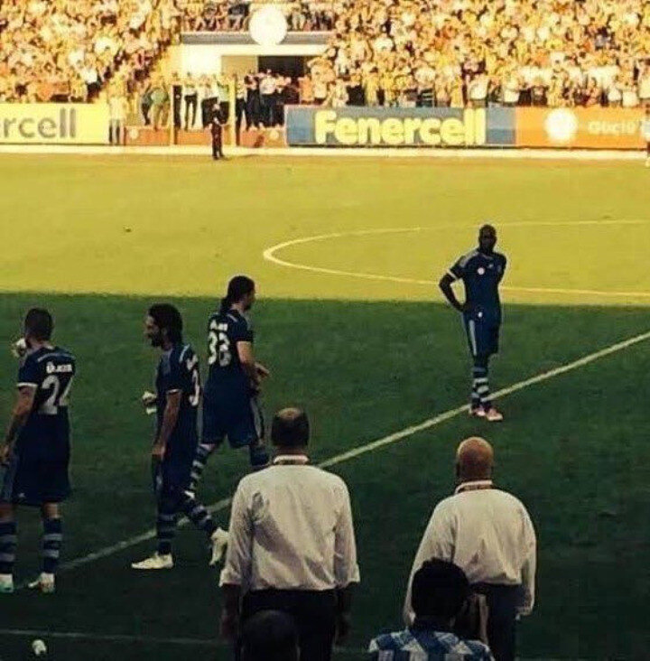 Moussa Sow, 2014 yazında oynanan hazırlık maçında arkadaşları su içerken niyetli olduğu için ayrı bir yerde bekliyor.