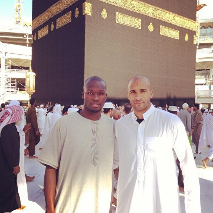 Moussa Sow, Umre ziyaretini yerine getiriyor.