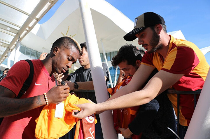 Henry Onyekuru, Sivas'ta kendisinden imza isteyen taraftarı kırmıyor.