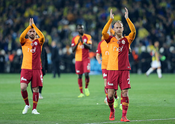 Galatasaraylı futbolcular tribünü selamlıyor.