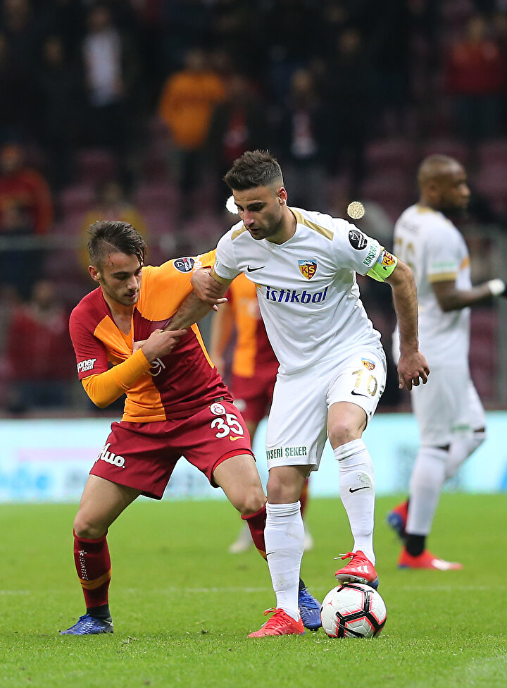 Yunus Akgün, Kayserispor maçında Deniz Türüç ile ikili mücadele halinde.