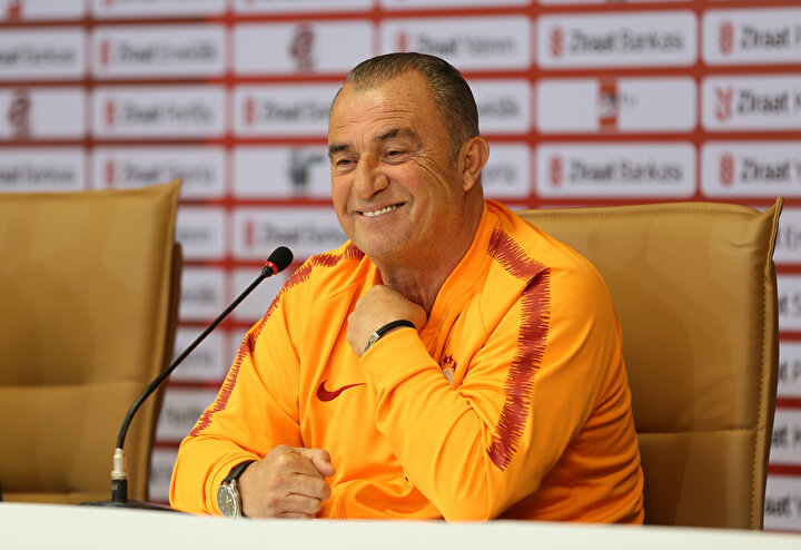 Fatih Terim demeç verdiği esnada gülümsüyor.