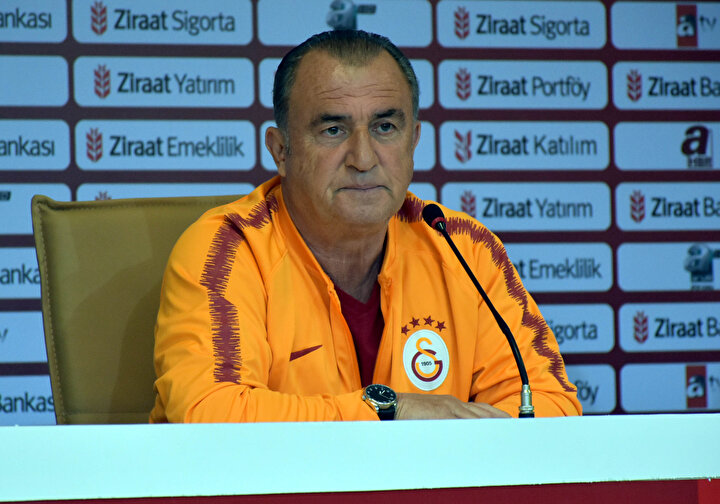 Fatih Terim basın toplantısında açıklamalarda bulunuyor.