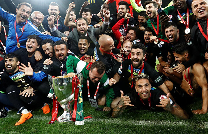 Akhisarspor'un geçtiğimiz sezon Fenerbahçe'yi mağlup ederek kazandığı şampiyonluğun en çok paylaşılan karesi.