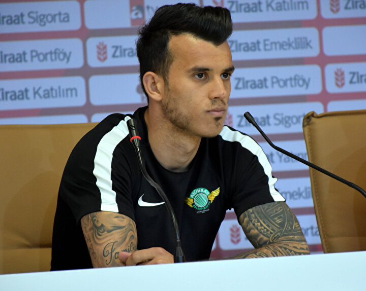 Giral Vural basın toplantısında gazetecilerin sorularını yanıtlıyor.