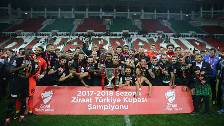 Akhisarspor'un geçtiğimiz sezona ait şampiyonluk pozu.