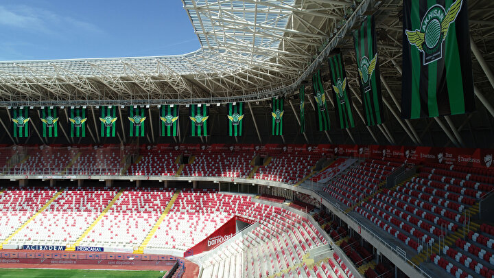 Sivas 4 Eylül Stadı'nda Akhisarspor bayrakları.