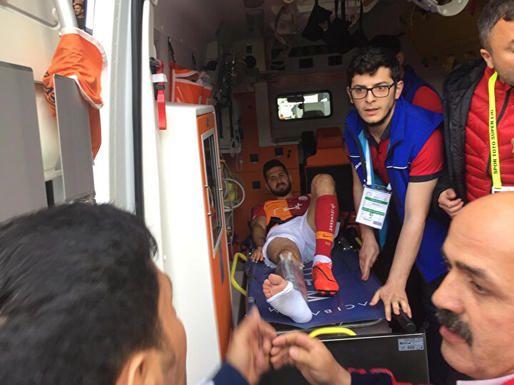 Emre Akbaba hastaneye götürülmek üzere ambulansa bindiriliyor.