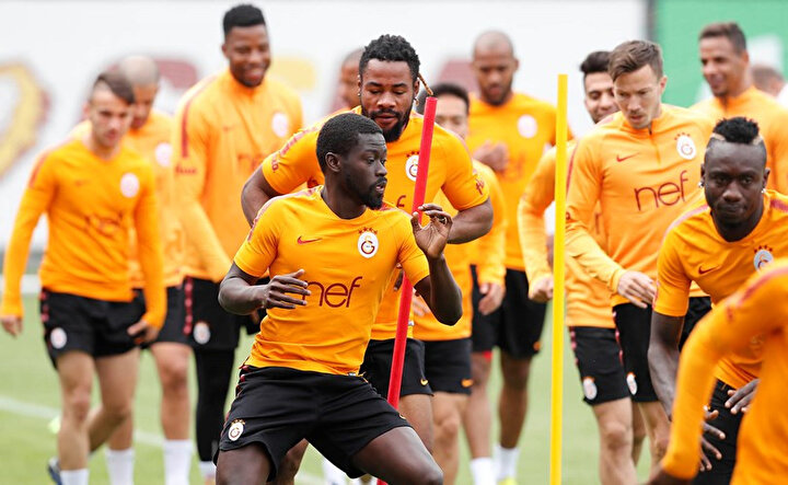 Galatasaray'ın son idmanında futbolcular istasyon çalışıyor.