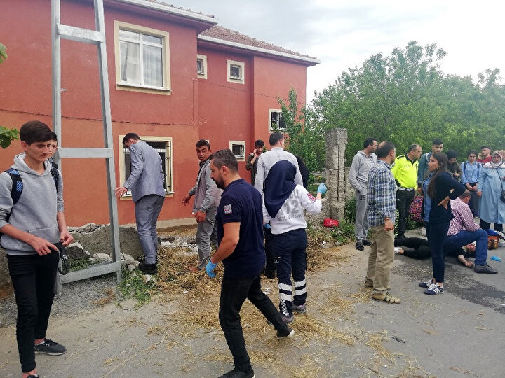 Drift yapan şehir magandası 7 öğrencinin yaralanmasına neden oldu.