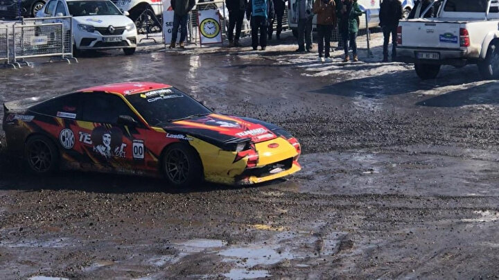 Milli Rallici Burcu Çetinkaya, Kars’ın Sarıkamış ilçesinde drift gösterisi yaptı.