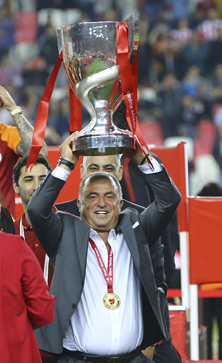 Fatih Terim, kariyerinin 18. kupasını havaya kaldırıyor.