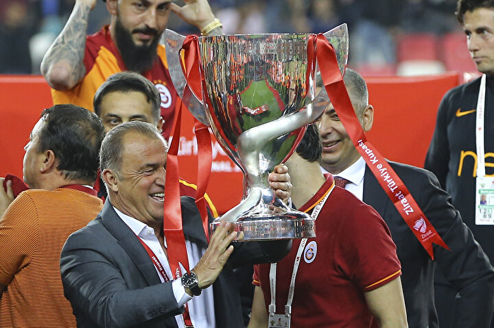 Deneyimli teknik adam, Ziraat Türkiye Kupası ile poz veriyor.