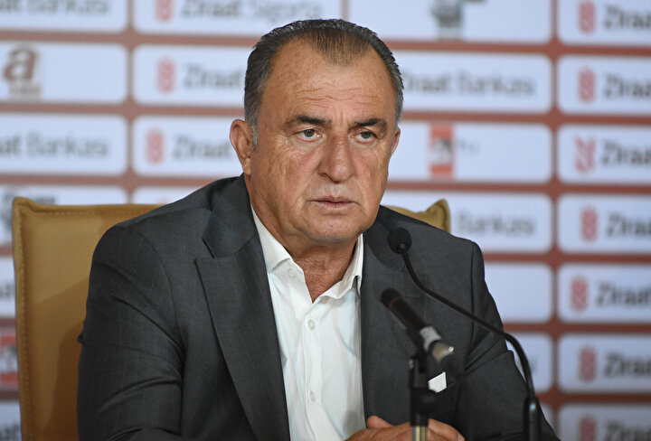 Fatih Terim finalin ardından düzenlenen basın toplantısında değerlendirmelerde bulunuyor.