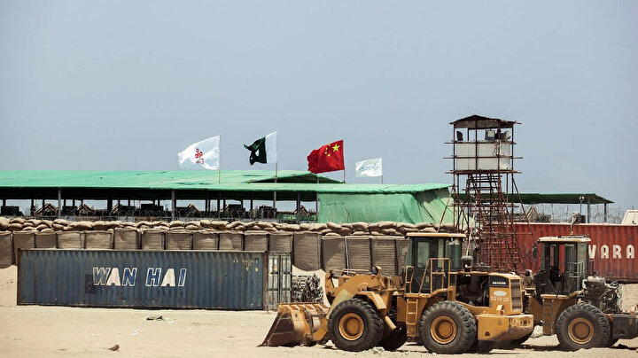 Çin de Pakistan'da etkili ülkelerden biri konumunda.