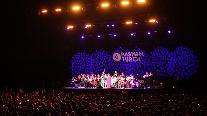 Pink Martini, farklı dillerde ve tarzlardan oluşan geniş bir repertuvar sundu.
