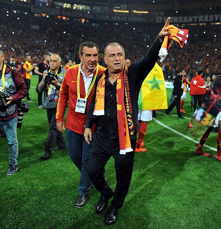 Fatih Terim şampiyonluk ardından tribünleri selamlıyor.