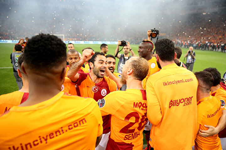 Galatasaraylı futbolcular şampiyonluk kutlamalarında şarkılar söylüyor.