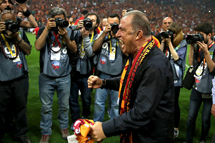 Fatih Terim, gazetecilere unutulmaz bir poz veriyor.