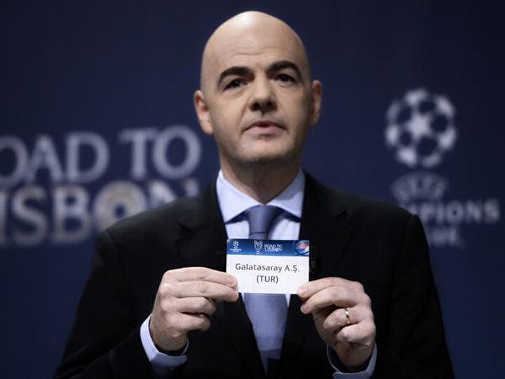 Infantino, kura çekiminde temsilcimizin adının yazılı olduğu kağıdı çekiyor.