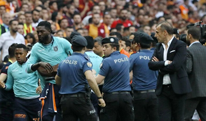 Takım arkadaşları Adebayor'u sakinleştiriyor.