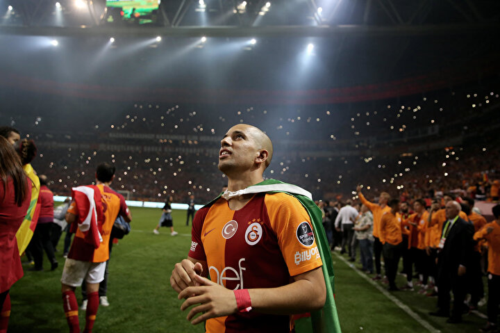 Feghouli şampiyonluk kutlamasında taraftarın görsel şovunu izliyor.