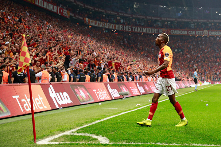 Henry Onyekuru attığı golü taraftarlarıyla paylaşıyor.