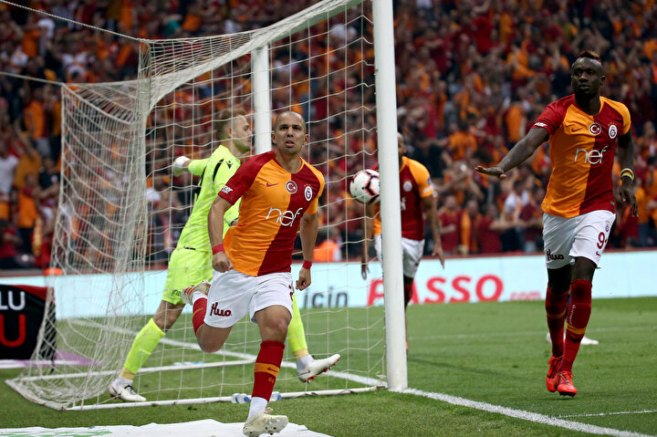 Feghouli attığı golün ardından tribünlere koşuyor.