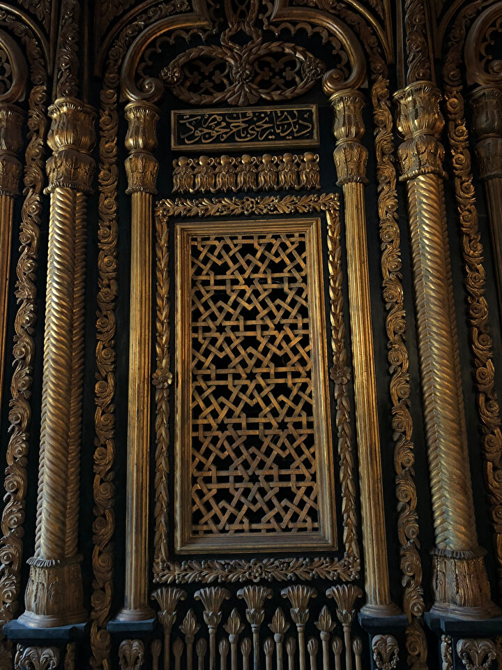 Mehmed Ali Camii’nin içerisindeki bu pirinç parmaklıklar ardında Mehmed Ali Paşa’nın kabri bulunuyor.