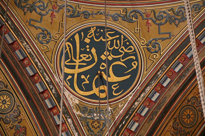 Cami içerisinde kubbe altı Hz. Osman yazısı.