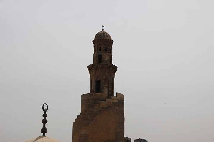 Sarmal(spiral) üslupta inşa edilen Tolunoğlu Camii minaresi bu yönüyle Samarra cami minaresi ile benzerlik gösterir.