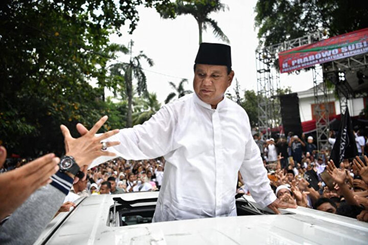 Endonezya Hareketi Partisi (Gerindra) Genel Başkanı Prabowo Subianto kendisini destekleyenleri selamlarken.