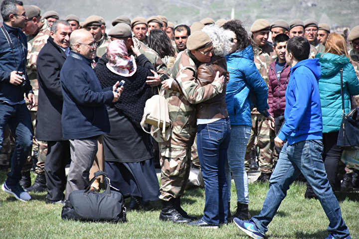 Yemin töreninin ardından ailesiyle kucaklaşan bir asker.