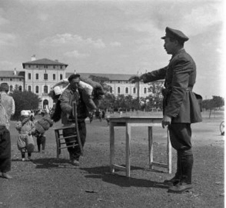 Zorunlu göçten uzun yıllar önce 1951 yılında Edirne'ye gelen Bulgar göçmenler ve Türk polisi.