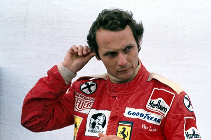 Niki Lauda yarıştan önce pisti göz ucuyla süzüyor.