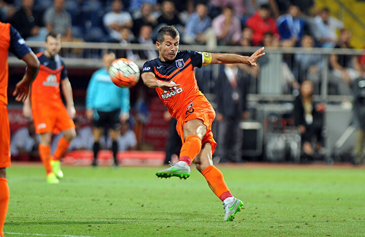 Emre Belözoğlu kariyerine Medipol Başakşehir'de devam ediyor.