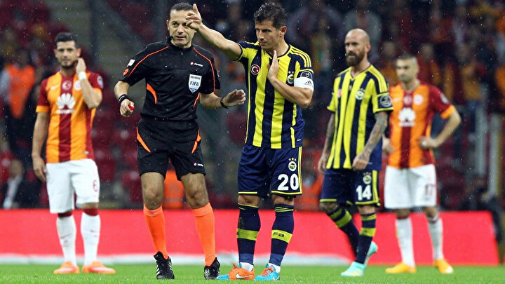 Emre Belözoğlu, Galatasaray derbisinde Cüneyt Çakır'la konuşuyor.