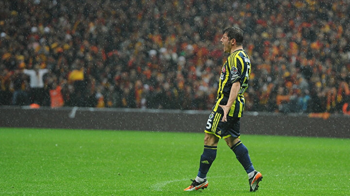 Emre Belözoğlu attığı golün sevincini derinden yaşıyor.